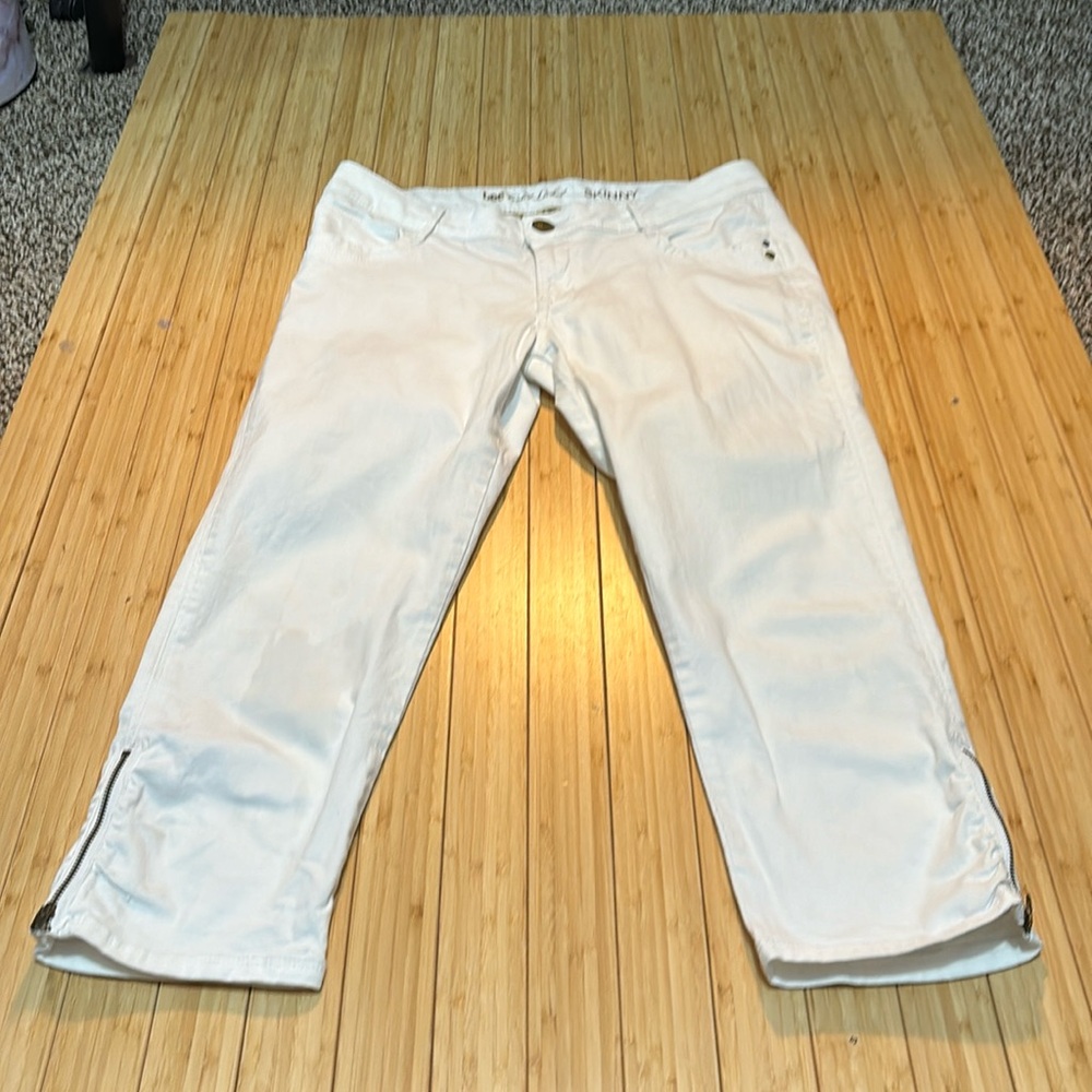 Lee size 5 white ankle length jeans. Zipper accents at ankles.